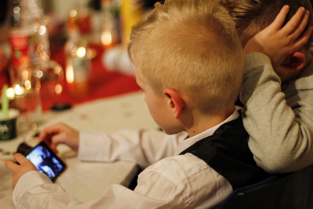 Kind mit einem Smartphone